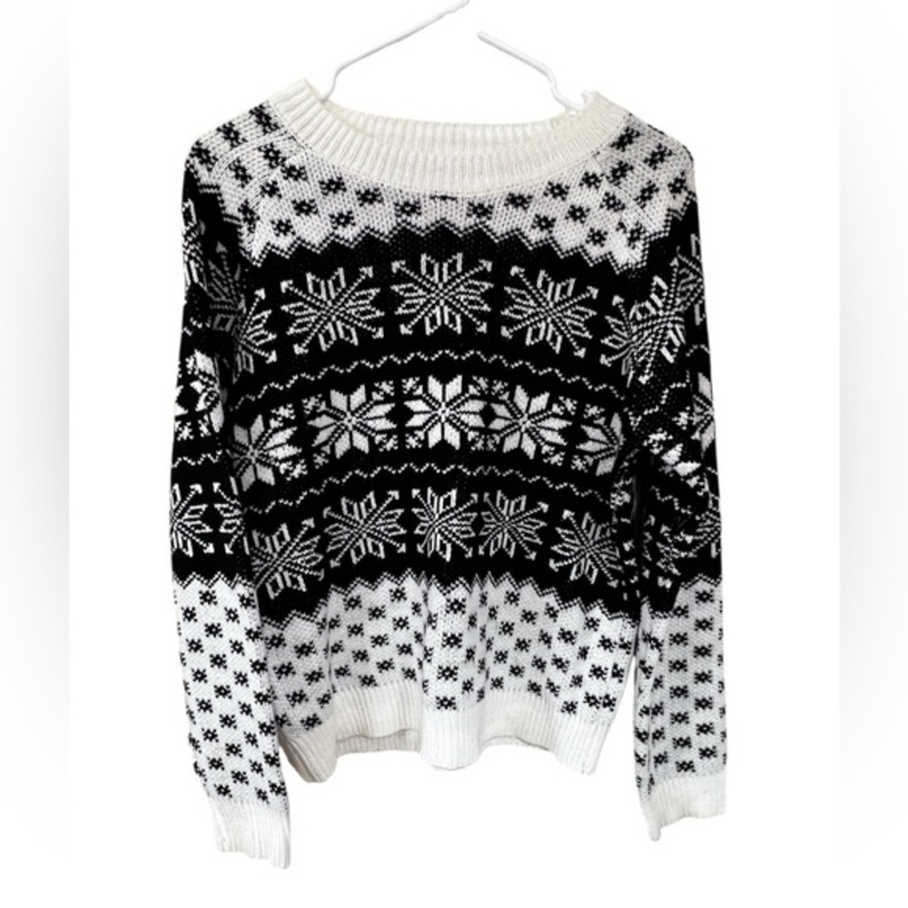 Elegant Snowflake Patterned Sweater - Picture 1 of 2